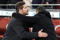 サッカースペイン国王杯準決勝第2戦、FCバルセロナ対アトレティコ・マドリード。試合前に抱擁を交わすFCバルセロナのルイス・エンリケ監督（右）とアトレティコ・マドリードのディエゴ・シメオネ監督（2017年2月7日撮影）。(c)AFP/LLUIS GENE