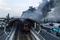 チリの首都サンティアゴで、抗議活動で放火された鉄道駅（2019年10月19日公開）。(c)Javier TORRES / AFP