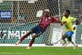 サッカーコパ・アメリカ、グループD、ブラジル対コスタリカ。ブラジルのビニシウス・ジュニオール（右）を抑えながらボールをクリアするコスタリカのジェイランド・ミッチェル（2024年6月24日撮影）。(c)Patrick T. Fallon / AFP