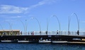 ベネズエラ沖合のカリブ海に浮かぶオランダ領のキュラソー（Curacao）島の風景。豪華客船が立ち寄る港町ウィレムスタット（Willenstad）にはカラフルな建物が立ち並び、海水浴やフライボードなどのマリンスポーツが楽しめる。

写真は、ウィレムスタットの桟橋（2013年8月29日撮影）。(c)AFP/Luis Acosta