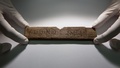 英ロンドンで発掘された古代ローマ時代の書字板（2016年6月1日撮影）。(c)AFP/DANIEL LEAL-OLIVAS