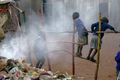 2007年10月24日、ケニヤのスラム街キベラ（Kibera）で、焼却されるごみのそばで遊ぶ子ども。(c)AFP/TONY KARUMBA