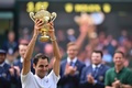 テニス、ウィンブルドン選手権、男子シングルス決勝。トロフィーを手に喜ぶロジャー・フェデラー（2017年7月16日撮影）。(c)AFP/Glyn KIRK
