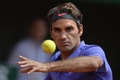 全仏オープンテニス、男子シングルス1回戦。リターンを狙うロジャー・フェデラー（2015年5月24日撮影）。(c)AFP/MIGUEL MEDINA