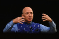 米アマゾン・ドットコムとブルー・オリジン創業者のジェフ・ベゾス氏。インド・ニューデリーのイベントで（2020年1月15日撮影）。(c)Sajjad  HUSSAIN / AFP