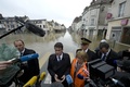 フランス・パリの南約80キロの、ロワン川の氾濫で住民が避難を余儀なくされたヌムールを視察し記者会見するマニュエル・バルス首相（中央、2016年6月2日撮影）。(c)AFP/LIONEL BONAVENTURE