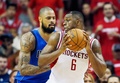 14-15NBAプレーオフ1回戦（7回戦制）、ヒューストン・ロケッツ対ダラス・マーベリックス。ダラス・マーベリックスのタイソン・チャンドラーとマッチアップするヒューストン・ロケッツのテレンス・ジョーンズ（2015年4月18日撮影）。(c)AFP/Getty Images/Scott Halleran