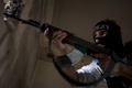 シリア北部アレッポ（Aleppo）のサイフ・アッダウラ（Saif al-Dawla）地区で、政府軍との戦闘中に銃を構える反体制派の戦闘員（2013年9月19日撮影）。(c)AFP/JM LOPEZ