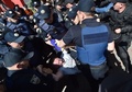 ウクライナの首都キエフで、「ゲイプライドパレード」開催中に抗議者を拘束する警官たち（2016年6月12日撮影）。(c)AFP/SERGEI SUPINSKY