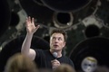 米カリフォルニア州の宇宙開発企業「スペースX」本社で、民間人向け月周遊旅行計画について発表するイーロン・マスク氏（2018年9月17日撮影）。(c)DAVID MCNEW / AFP