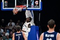 FIBAバスケットボール・ワールドカップ決勝、ドイツ対セルビア。ダンクシュートを決めるドイツのデニス・シュレーダー（2023年9月10日撮影）。(c)SHERWIN VARDELEON / AFP
