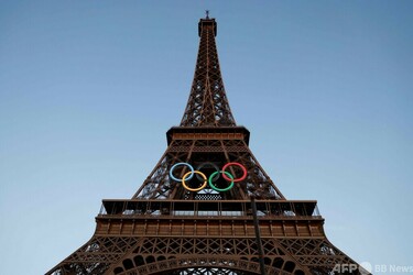 エッフェル塔に五輪シンボル設置、パリ五輪開幕まで50日 写真7枚 国際