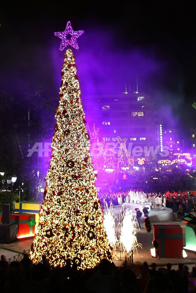 暴動のギリシャでもクリスマスツリーに点灯 写真6枚 ファッション ニュースならmode Press Powered By Afpbb News