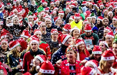 いちばん悪趣味なのは誰？ クリスマス柄セーターで走るイベント、オランダ