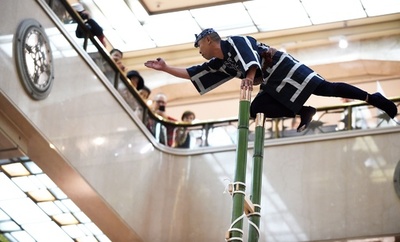 新春恒例、江戸消防記念会の「梯子のり」 都内