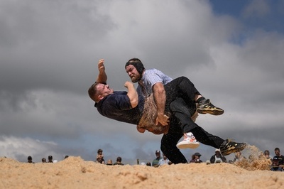 力と技の大熱戦、競技団体100周年でスイス相撲大会