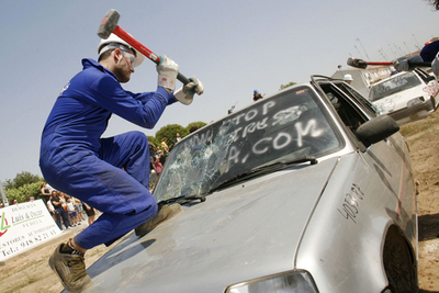 「破壊セラピー」、ハンマーで自動車や家電を破壊 スペイン