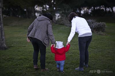 イタリア裁判所、同性カップルの母親に「歴史的」判決