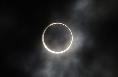 太陽が指輪のように見える金環日食、太平洋両岸で観測