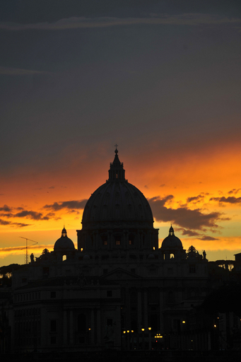 サンピエトロ大聖堂に沈む夕日、バチカン市国