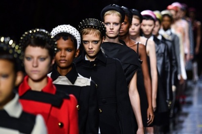 「プラダ」19年春夏コレクション発表