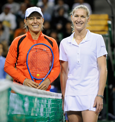 シュテフィ・グラフ氏がエキシビションマッチでマルチナ・ナブラチロワ氏に勝利