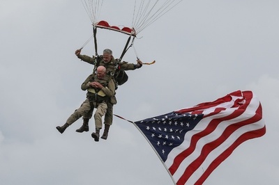 97歳元米兵、75年ぶりノルマンディーにパラシュート降下