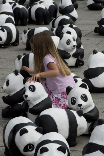 パンダ像1600体が駅前に出現、独でWWF支部設立50周年のイベント