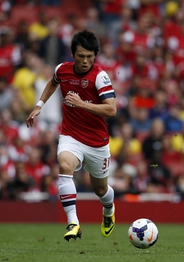 アーセナルがストークに快勝、エジルが本拠地デビュー