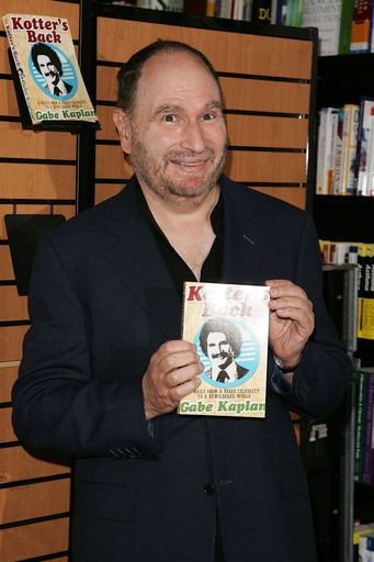 ゲイヴ・カプラン、大手書店で新著『Kotter’s Back』のプロモーションを行う