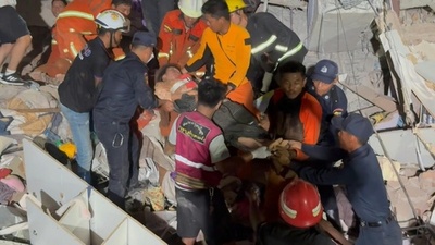 動画:倒壊アパートから女性救出 ミャンマー地震発生から30時間後