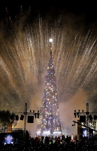 クリスマスツリーの点灯式、盛大な花火でお祝い レバノン