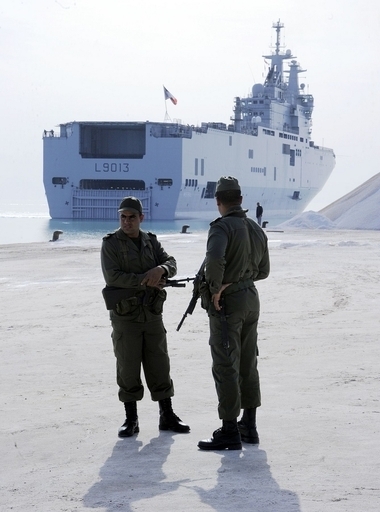 フランス揚陸艦、避難民救出できず チュニジア・ザルジス港