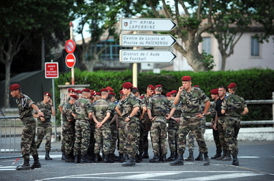仏軍の実演ショーで実弾発射、子ども含む市民ら17人負傷