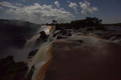 【今日の1枚】月明かりに輝く瀑布 アルゼンチン