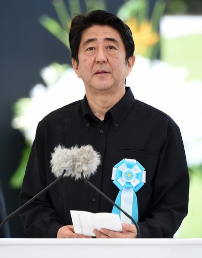 安倍首相、「慰霊の日」式典でやじ浴びる 沖縄戦70年