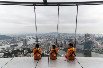気分は鳥？スリル満点、地上61階の屋外散歩 マカオタワー