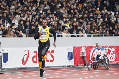 国立競技場でオープニングイベント、ボルト氏らトラック駆ける