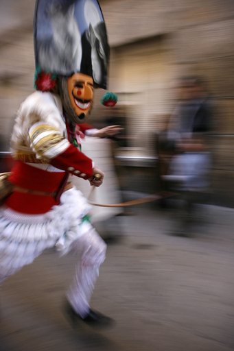 スペインで中世伝統の仮面カーニバル