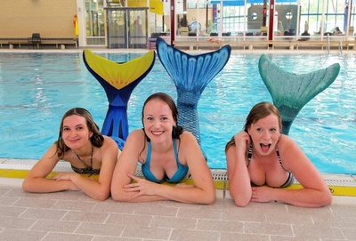 人魚になれる？ オランダの一風変わった水泳教室