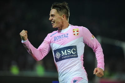 警官にかみついたサッカー選手、刑務所暮らし免れる