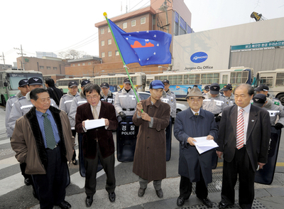 「竹島の日」を巡り、韓国日本大使館前で抗議集会