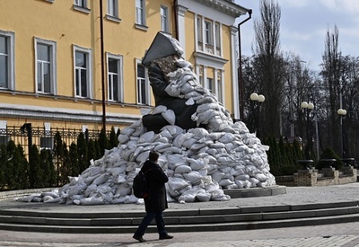 【今日の1枚】戦火から街の像を守る、ウクライナ
