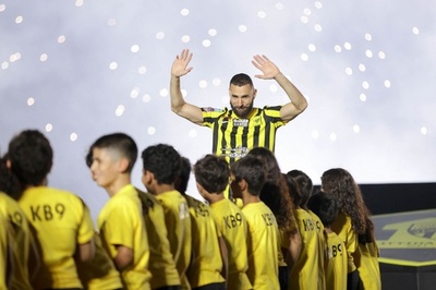 ベンゼマ、新天地サウジでお披露目 ファンが盛大に歓迎