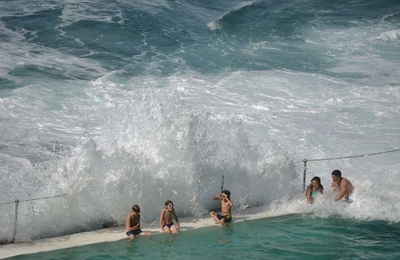 復活祭の休暇、海辺のプールに砕ける波 オーストラリア