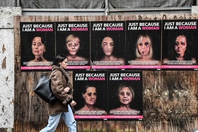 ミラノの街角から意識改革を──傷だらけの女性たちの声