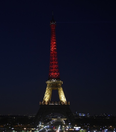 エッフェル塔がベルギー色に ブリュッセル爆発で連帯示す