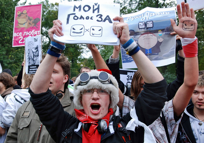 米アニメ放送再開を求め、ロシアで若者がデモ行進