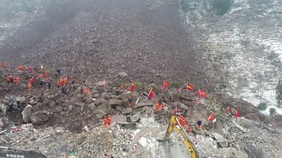 結婚式出席で自宅にいなかった老夫婦、土砂崩れ被害を逃れる 中国雲南省