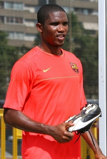 エトー 「チェルシーやインテルからオファーを受けている」